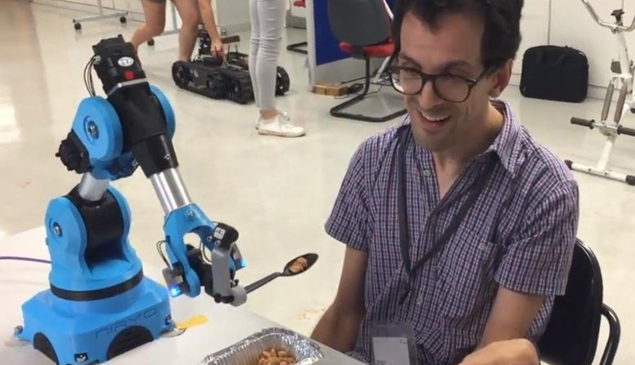 Feedbot: o braço robótico que alimenta pessoas e sonhos