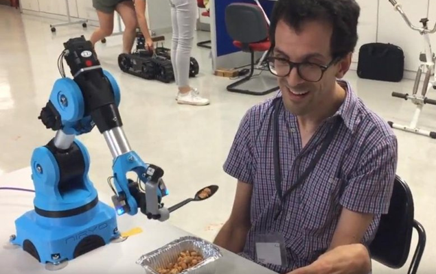 Feedbot: o braço robótico que alimenta pessoas e sonhos