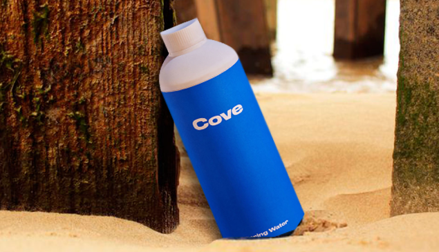 Empresa lança garrafa que é biodegradável na água, na areia e até no lixo