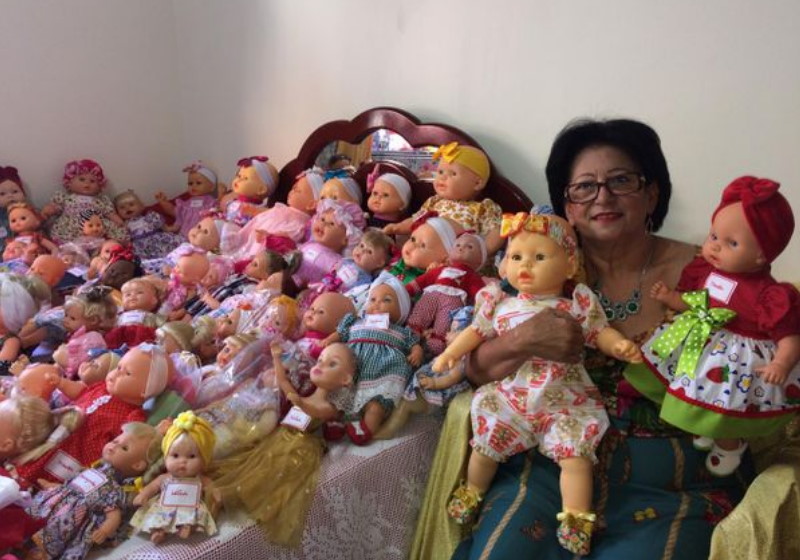 Costureira conserta bonecas do lixo e transforma Natal de crianças