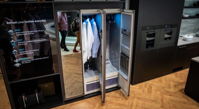 Samsung: armário da marca limpa e passa roupas sozinho