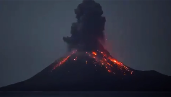 Vulcão Anak Krakatau entrou em erupção na Indonésia