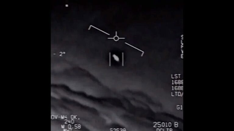 Pentágono confirma a existência de OVNIs e divulga vídeos