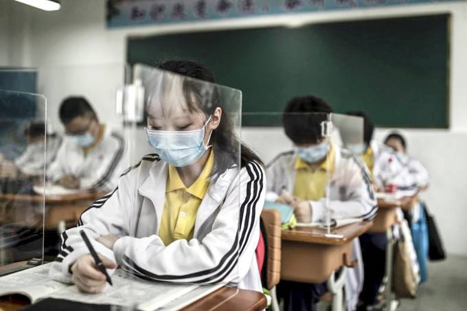 Coronavírus: China usa pulseira eletrônica em estudantes para detectar febre