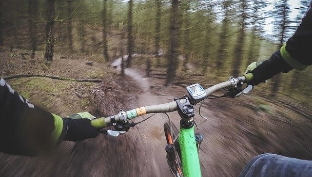 Bicicleta elétrica criada com motor de máquina de lavar atinge 110 km/h