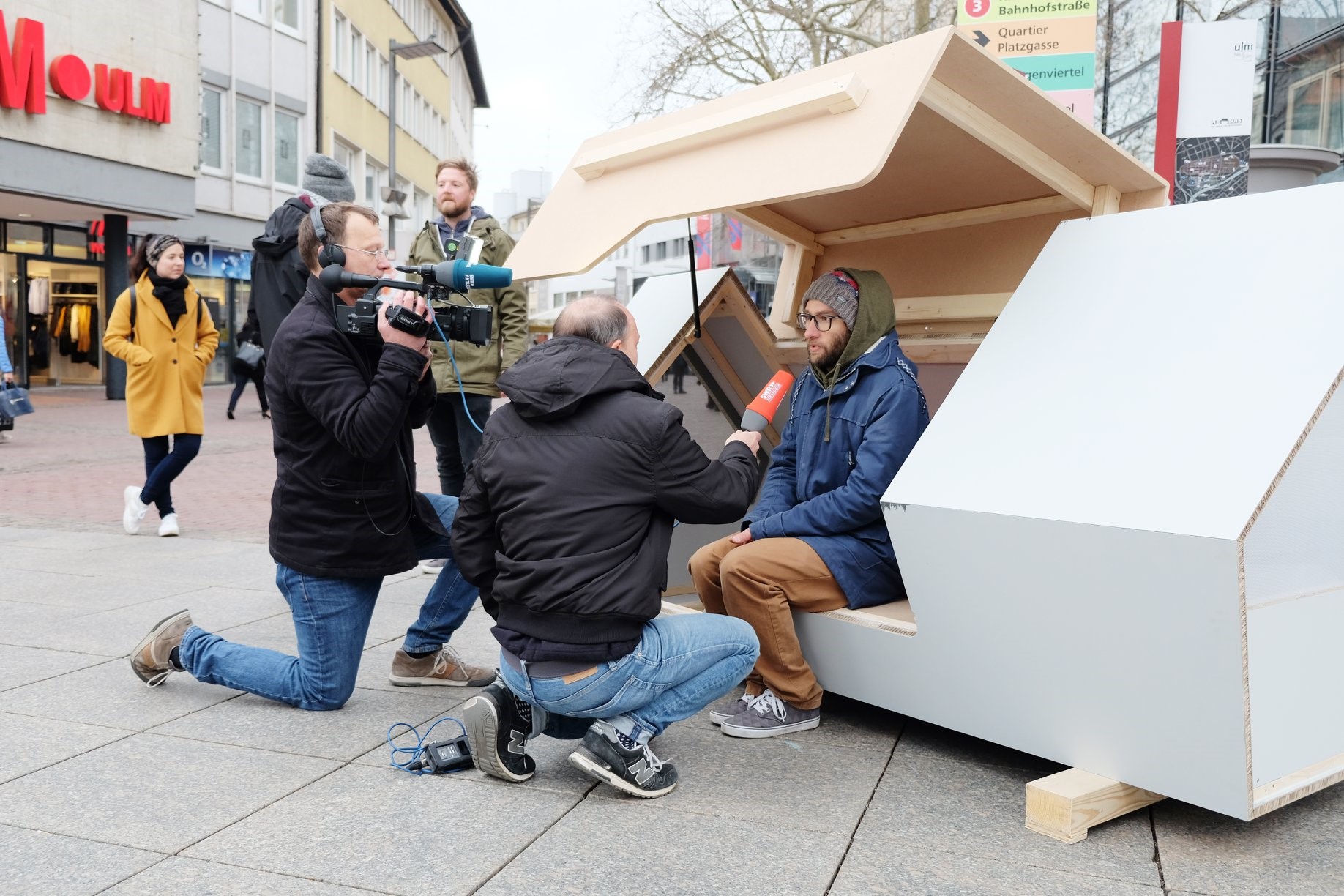 Alemanha cria cápsula abrigo para pessoas sem-teto, que protege do frio intenso e conta com energia solar